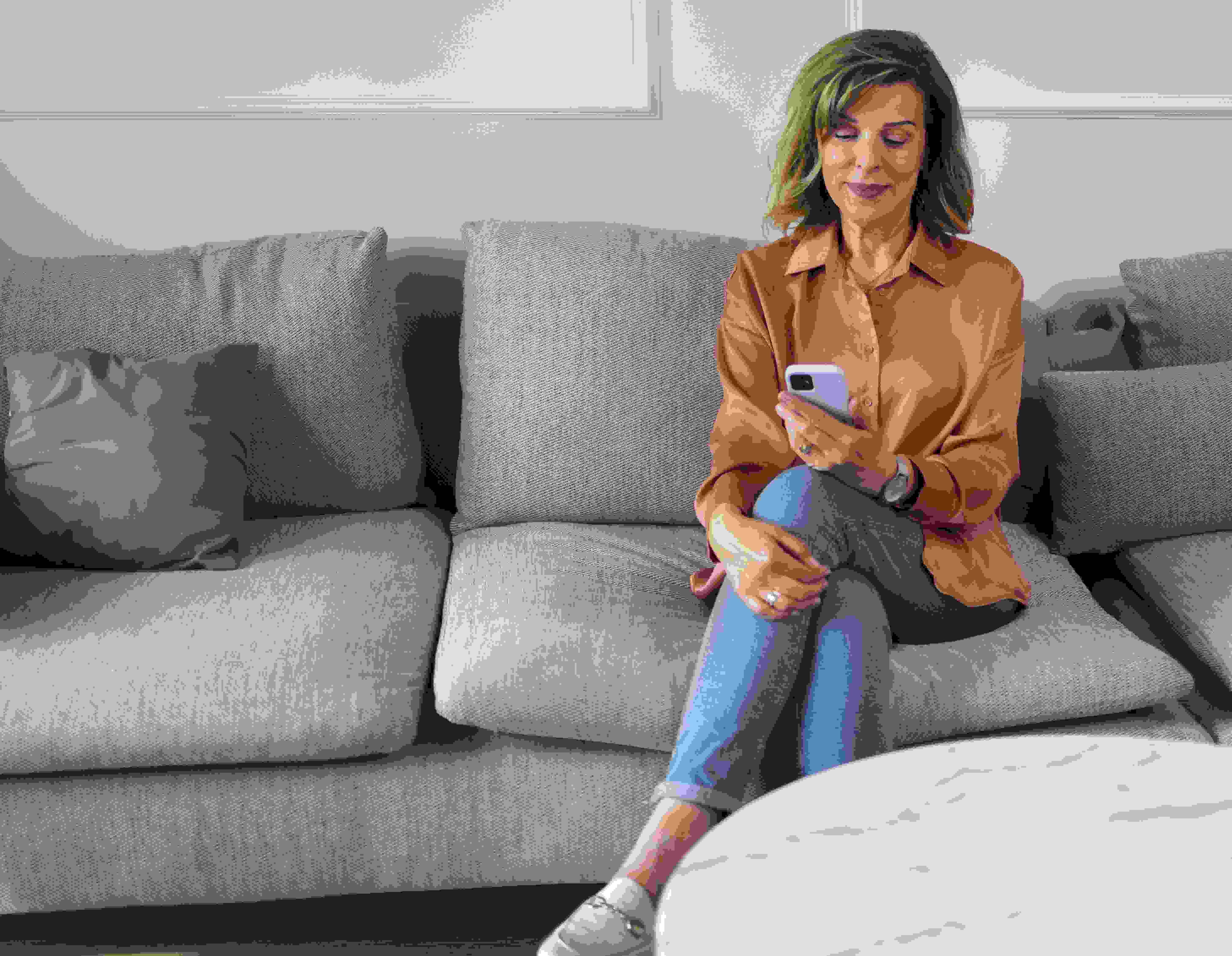 full-shot-woman-taking-break-with-smartphone_02