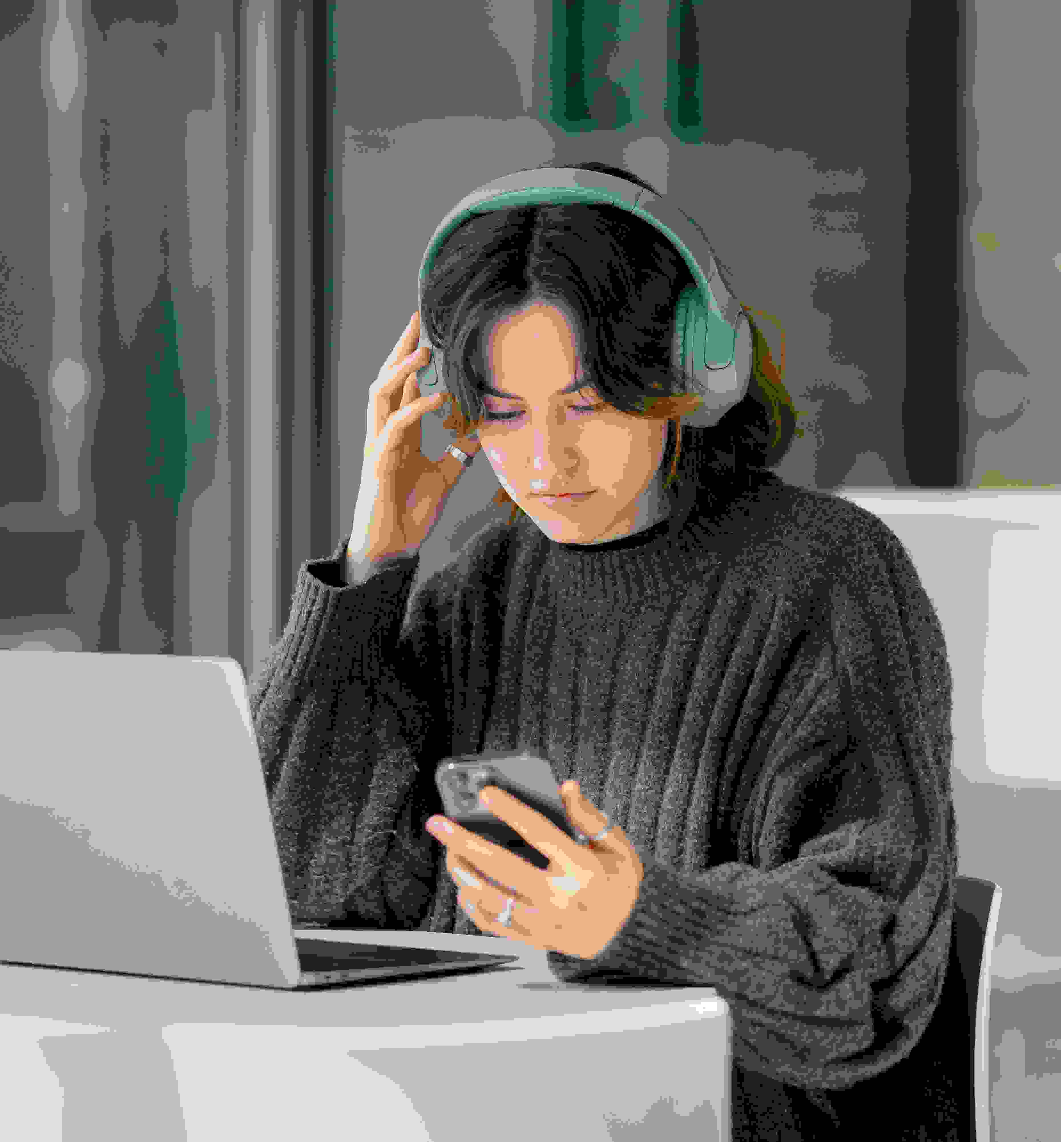 julio-lopez-girl with laptop headphones and smartphone