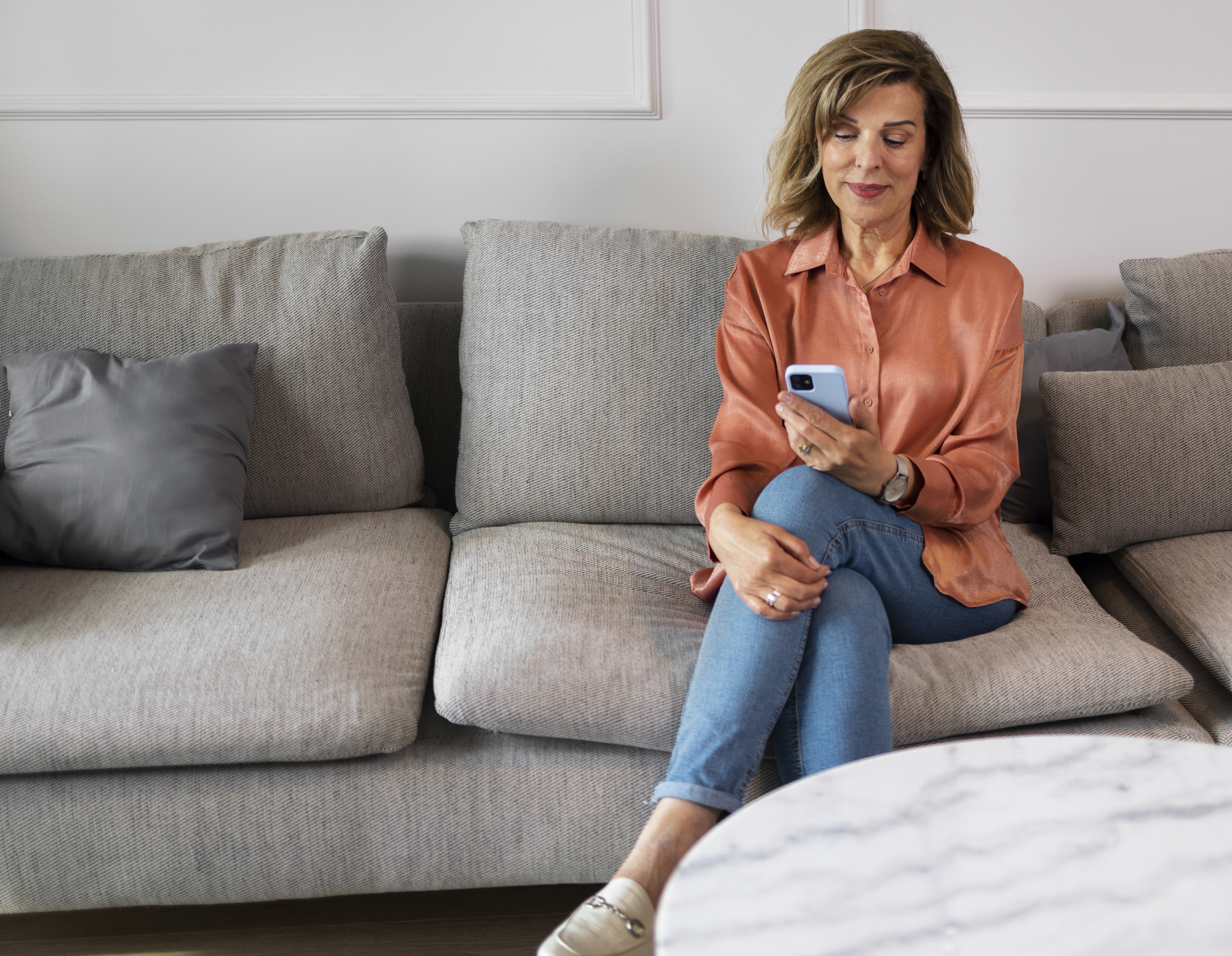 full-shot-woman-taking-break-with-smartphone_02.jpg full-shot-woman-taking-break-with-smartphone_02