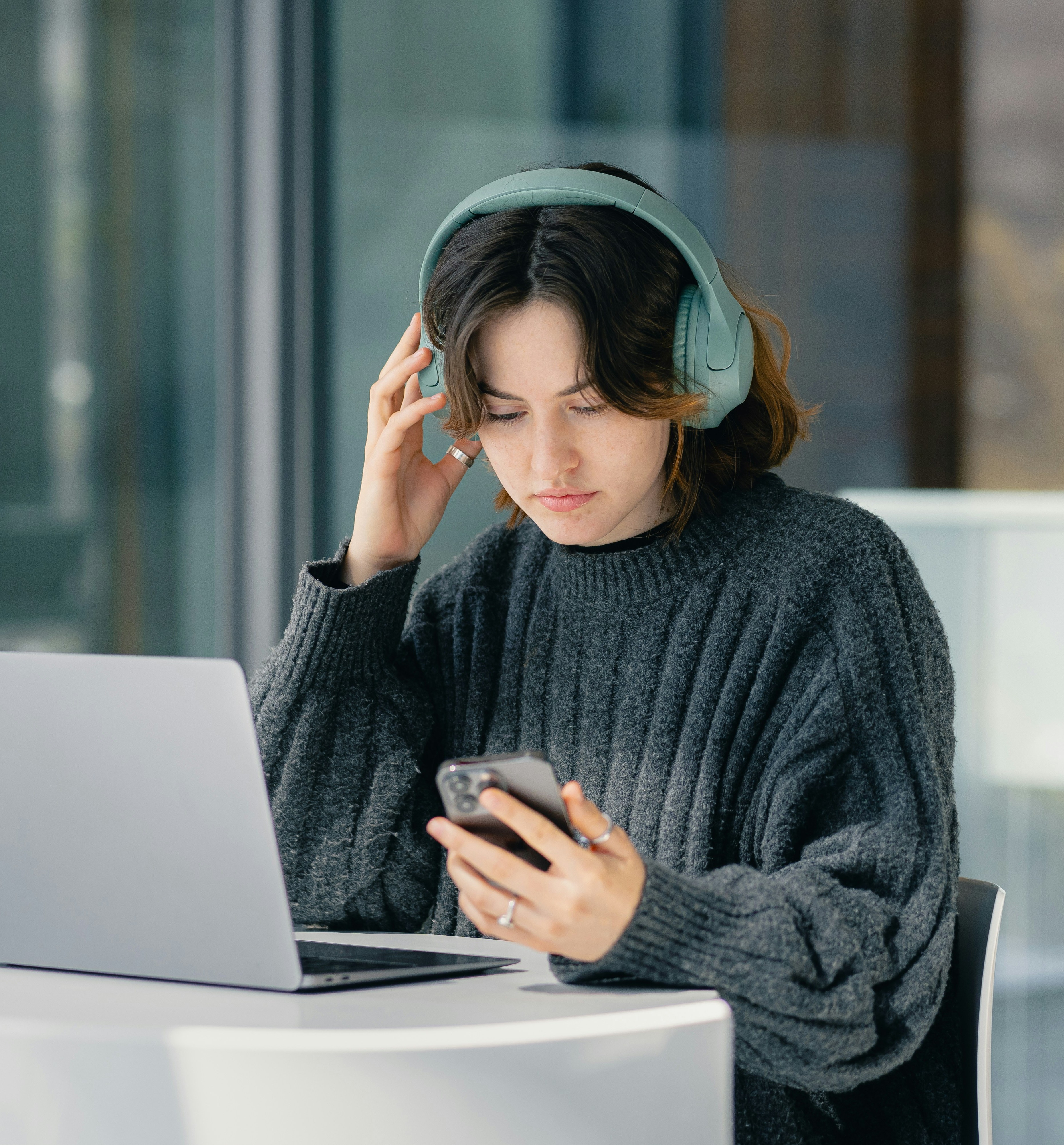 julio-lopez-girl with laptop headphones and smartphone.jpg julio-lopez-girl with laptop headphones and smartphone